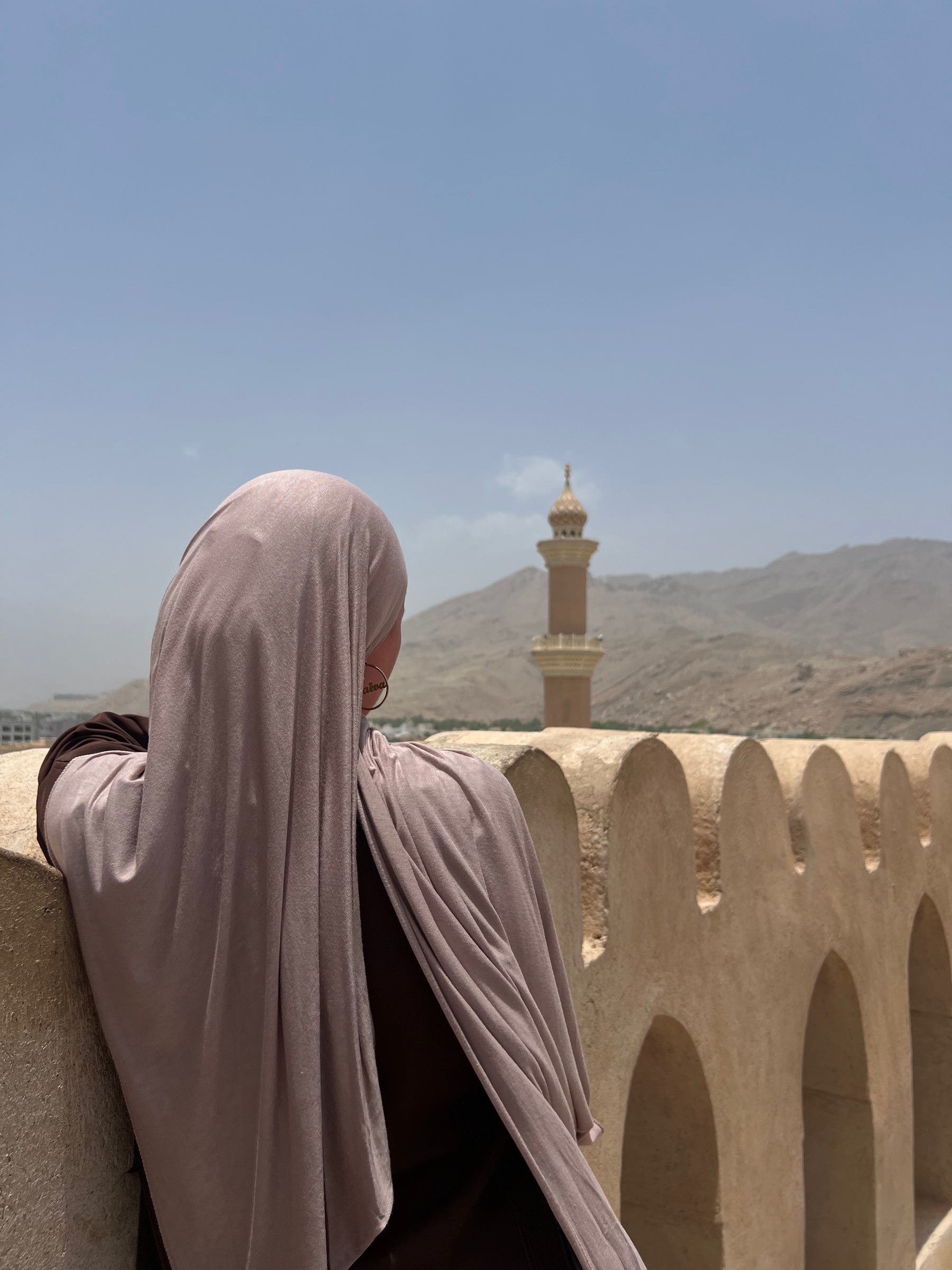 Maëva von hinten, mit Blick auf ein Minarett